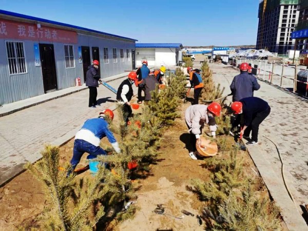 陜煤建設(shè)澄合分公司第十二項(xiàng)目部復(fù)工復(fù)產(chǎn)間隙植樹忙