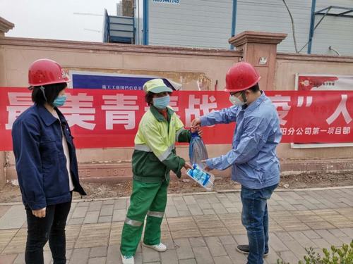 學(xué)雷鋒、展風(fēng)采，爭(zhēng)做最美青年“戰(zhàn)疫人”