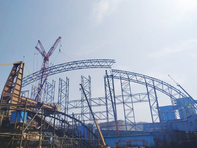 陜煤建設(shè)洗選煤運(yùn)營(yíng)公司：清水川儲(chǔ)煤場(chǎng)封閉工程第一榀28軸A、B段管桁架吊裝完成