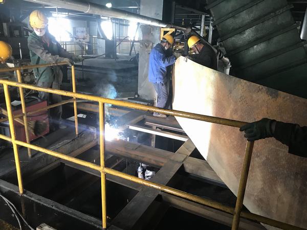 陜煤建設(shè)韓城分公司安裝四項(xiàng)目部“負(fù)重超車”順利完成設(shè)備安裝調(diào)試工作