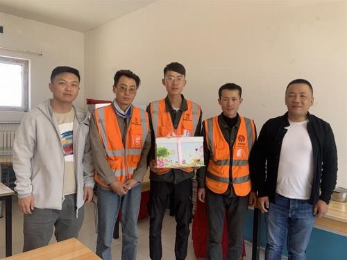 陜煤建設(shè)銅煤公司第十六項(xiàng)目部為職工舉辦“不負(fù)韶華時(shí)光，愛(ài)與責(zé)任同行”月度主題生日會(huì)