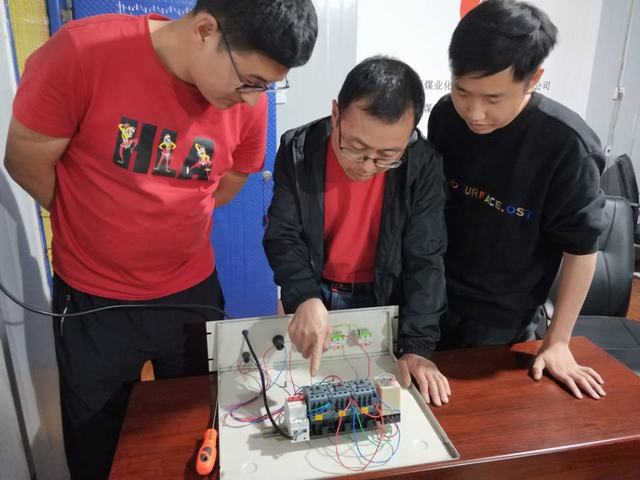 陜煤建設(shè)洗選煤運(yùn)營公司檸條塔運(yùn)營項目部：廢舊電箱巧變“練兵場” 導(dǎo)師帶徒實(shí)操出奇招