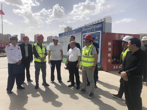 靖邊縣縣委常委、常務(wù)副縣長孟春偉一行蒞臨陜煤建設(shè)銅煤公司承建的金地華府項(xiàng)目檢查指導(dǎo)工作
