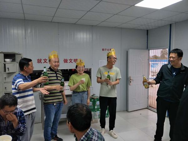 陜煤建設(shè)渭南分公司南京金龍項目部生日party正在進(jìn)行時