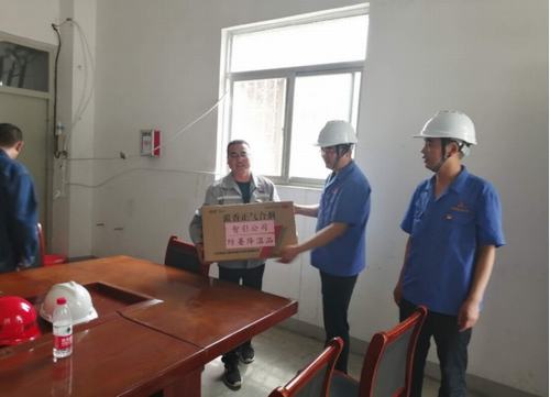 智引科技公司領(lǐng)導(dǎo)慰問蒞臨咸陽分公司第二項目部“送清涼”