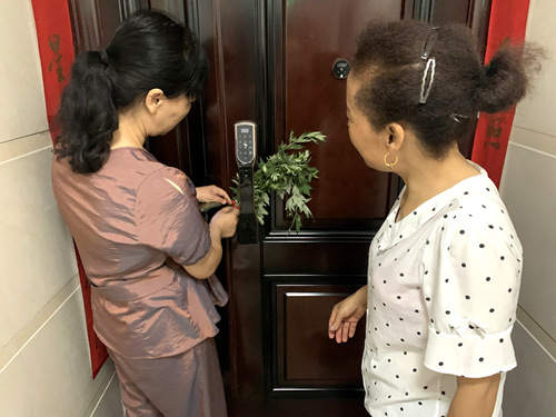 陜煤建設(shè)公司：龍灣水境小區(qū)物業(yè)開展“送艾草、迎端午”活動