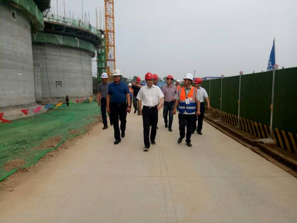 中儲(chǔ)糧西安分公司總經(jīng)理戴中文、新建項(xiàng)目領(lǐng)導(dǎo)小組組長(zhǎng)王錄印蒞臨天工公司承建的中儲(chǔ)糧淺圓倉(cāng)工地檢查指導(dǎo)工作