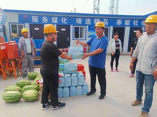陜煤建設(shè)生產(chǎn)技術(shù)部“送清涼”慰問(wèn)韓城分公司一線職工