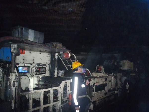 陜煤建設掘進公司：14部系統(tǒng)！8000米運距！鐵軍再次攻堅克難