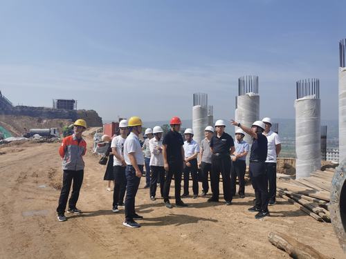 彬州市人大副主任衡沖蒞臨銀西高鐵彬州東站前廣場(chǎng)調(diào)研巡查工作