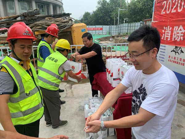 智慧泊車公司：夏日送清涼，關(guān)愛系深情