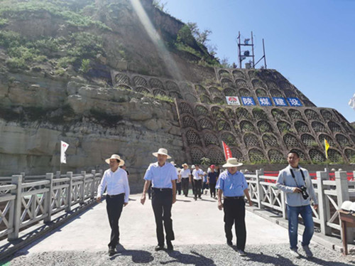 榆林市人大主任錢勞動赴陜煤建設(shè)漢中分公司吳堡橫溝溫泉項(xiàng)目觀摩