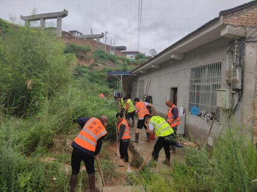 青年突擊勇?lián)?dāng)，助民防洪顯形象