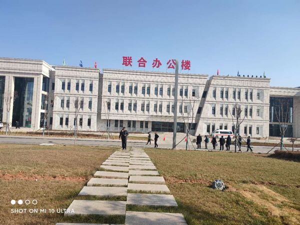 陜煤建設(shè)天工公司承建的小保當?shù)V聯(lián)合建筑工程順利通過竣工驗收