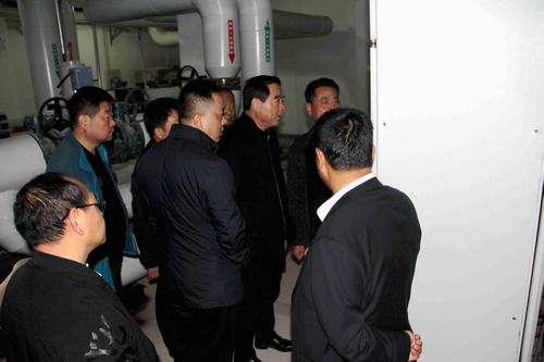 銅川礦業(yè)公司副總經(jīng)理郭全營(yíng)一行深入銅煤1#、2#小區(qū)現(xiàn)場(chǎng)檢查指導(dǎo)供暖準(zhǔn)備工作