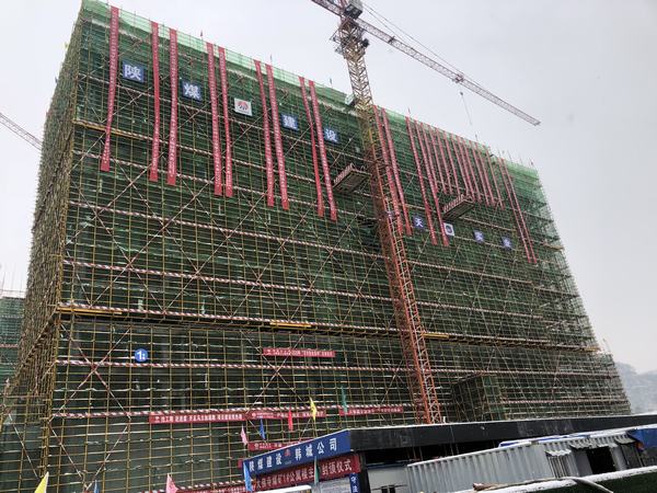 陜煤建設(shè)韓城分公司承建的彬長大佛寺礦新增生產(chǎn)生活設(shè)施1#職工宿舍工程順利封頂