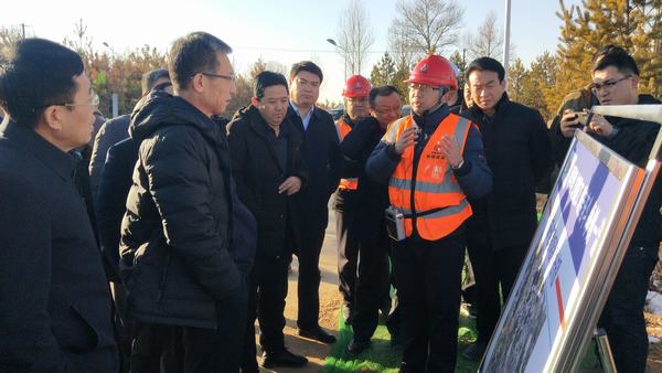 榆林市政協(xié)副主席、政府秘書(shū)長(zhǎng)、科創(chuàng)新城管委會(huì)主任趙志平一行蒞臨科創(chuàng)新城市政一期工程N(yùn)1項(xiàng)目指導(dǎo)工作