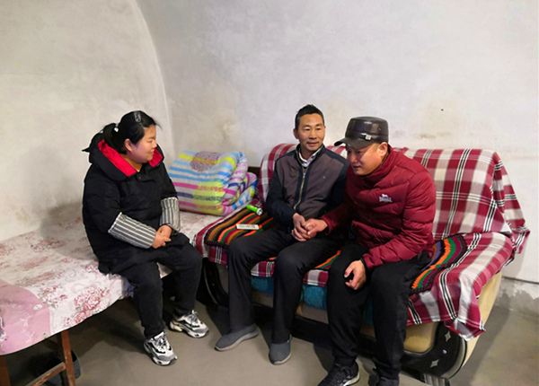 陜煤建設礦建三公司領導春節(jié)前走訪慰問困難職工