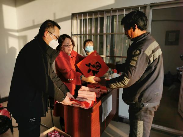 陜煤建設洗選煤運營公司澄合山陽運營項目部：迎新年 贈春聯(lián) 送祝福 暖人心