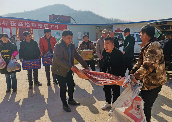 陜煤建設(shè)礦建三公司大年初一送“福”到工地！