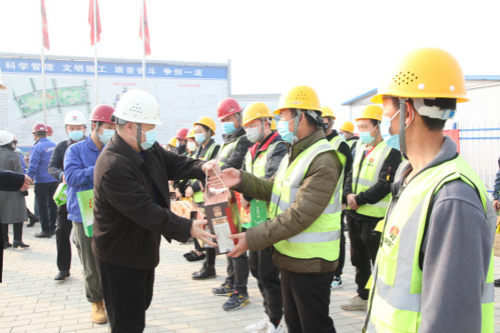 寧興剛一行深入空港新城中心公園項目慰問一線職工