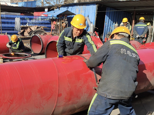 陜煤建設(shè)機(jī)電安裝公司彬長(zhǎng)項(xiàng)目部全力以赴打好管路安裝“攻堅(jiān)戰(zhàn)”