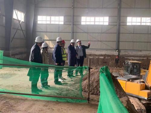 陜西生態(tài)水泥股份有限公司副總經(jīng)理時(shí)啟林蒞臨由陜煤建設(shè)咸陽分公司承建的智能機(jī)器人及5G生產(chǎn)線技改項(xiàng)目檢查指導(dǎo)工作