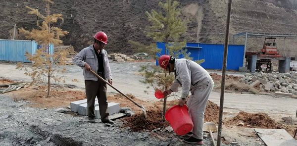 陜煤建設(shè)天工公司安裝三部開(kāi)展“綠色施工、美化家園”義務(wù)植樹(shù)活動(dòng)