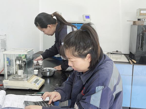 紅粉不嫌靛衣染，精測細(xì)析黑金成