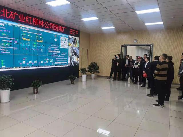 榆北煤業(yè)榆林選煤分公司一行到陜煤建設(shè)洗選煤運(yùn)營(yíng)公司紅柳林洗煤廠項(xiàng)目部對(duì)標(biāo)交流洗煤廠安全生產(chǎn)標(biāo)準(zhǔn)化工作