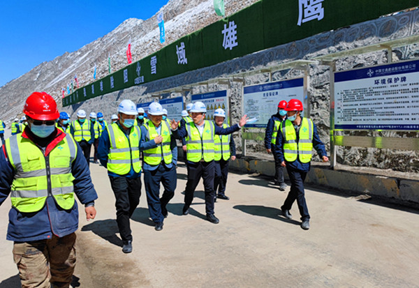 中國(guó)交建總承包公司總經(jīng)理王俊一行深入陜煤建設(shè)礦建三公司天山項(xiàng)目部檢查指導(dǎo)工作