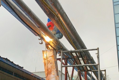 陜煤建設(shè)洗選煤運(yùn)營公司第二項(xiàng)目部：安裝工人冒雨搶修 熱水管路恢復(fù)正常