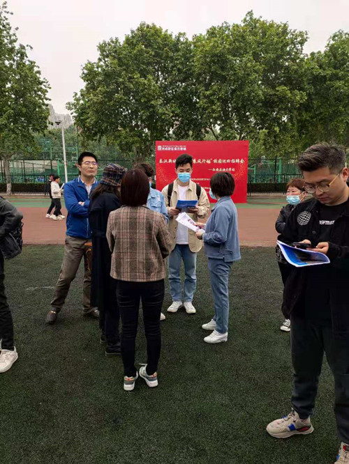 陜煤建設(shè)機(jī)電安裝公司參加招聘會(huì)精選人才