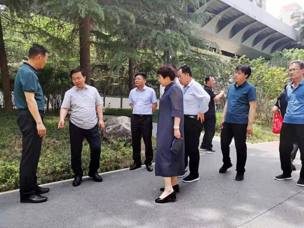 山西省運(yùn)城市萬榮縣政府一行深入陜煤建設(shè)澄合分公司承建的西安建工路綠道公園進(jìn)行考察
