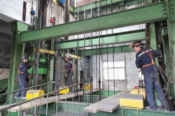 陜煤建設(shè)礦建二公司安裝項目部四天完成兩臺多繩立井罐籠更換工作