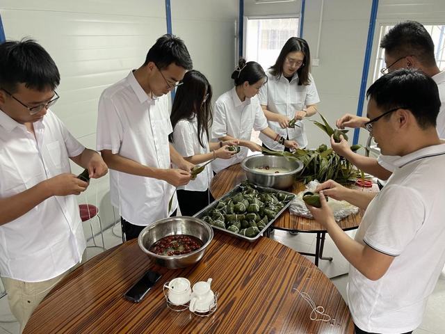 陜煤建設(shè)西北分公司開(kāi)展“品味端午，傳承文明”包粽子活動(dòng)