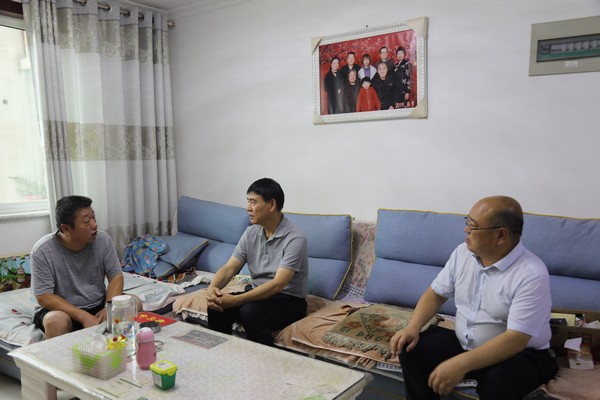 侯本英“七一”前夕走訪慰問陜煤建設韓城分公司困難黨員