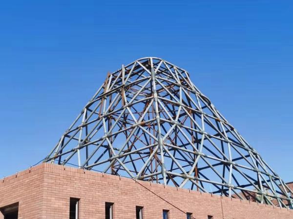 陜煤建設銅煤公司第十六項目部舉行廠前區(qū)職工活動中心工程鋼結構主體完成儀式