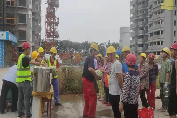 陜煤建設(shè)咸陽(yáng)分公司第五項(xiàng)目部多舉措開(kāi)展防暑工作