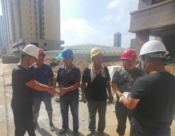 陜煤建設(shè)渭南分公司第一項(xiàng)目部“防暑降溫”與“安全生產(chǎn)”并肩同行