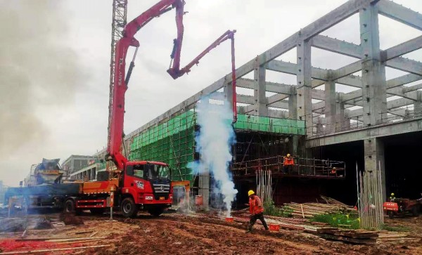 陜煤建設(shè)渭南分公司南京金龍純電動商用車建設(shè)項(xiàng)目首個(gè)超危大整體鋼平臺液壓提模工程施工順利開工