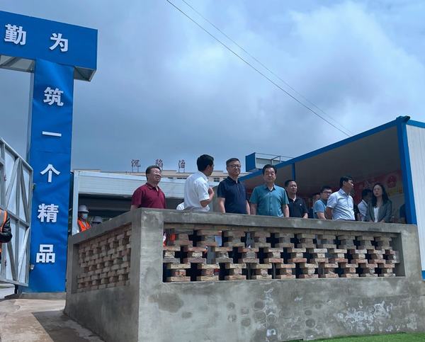 陜煤集團總經(jīng)理助理、戰(zhàn)略規(guī)劃委主任宋世杰一行蒞臨陜煤建設(shè)銅煤公司承建的王石凹游客服務(wù)中心項目檢查指導(dǎo)工作