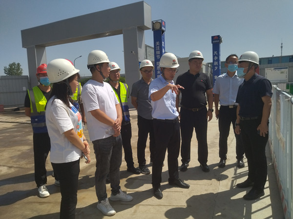 灃西新城黨委委員、管委會副主任薄磊一行蒞臨陜煤建設(shè)咸陽分公司承建的灃西新城第五學(xué)校項(xiàng)目調(diào)研指導(dǎo)工作