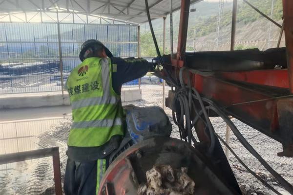 陜煤建設(shè)礦建二公司各項目部積極開展國慶前設(shè)備檢修活動