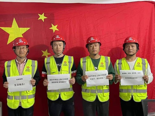 我和國(guó)旗合個(gè)影，曬出濃濃愛(ài)國(guó)情！