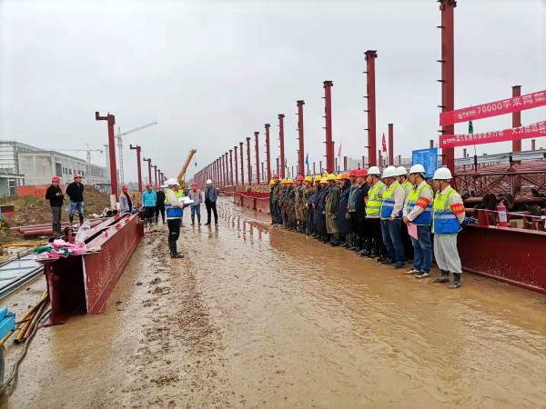 陜煤建設渭南分公司承建的南京金龍純電動商用車建設項目總裝車間7萬平米超危大網(wǎng)架工程順利頂升