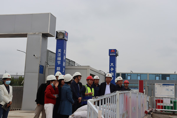 陜西省西咸新區(qū)灃西新城開發(fā)建設(shè)（集團(tuán)）有限公司黨委書記、董事長楊建柱一行蒞臨灃西新城第五學(xué)校項(xiàng)目調(diào)研指導(dǎo)工作