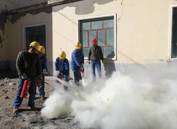 陜煤建設(shè)機(jī)電安裝公司新疆項(xiàng)目部開(kāi)展消防安全演練