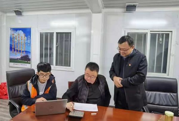 陜煤建設(shè)天工公司“機關(guān)部室走基層+黨員亮身份+解惑答疑”為職工群眾辦實事