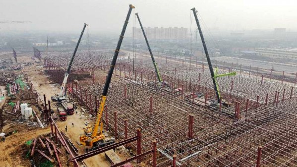 陜煤建設渭南分公司南京金龍電動商用車建設項目總裝車間五、六區(qū)網架頂升工程順利吊裝完成